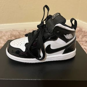 Black and white toddler boys air Jordan 1 Mids size 7c